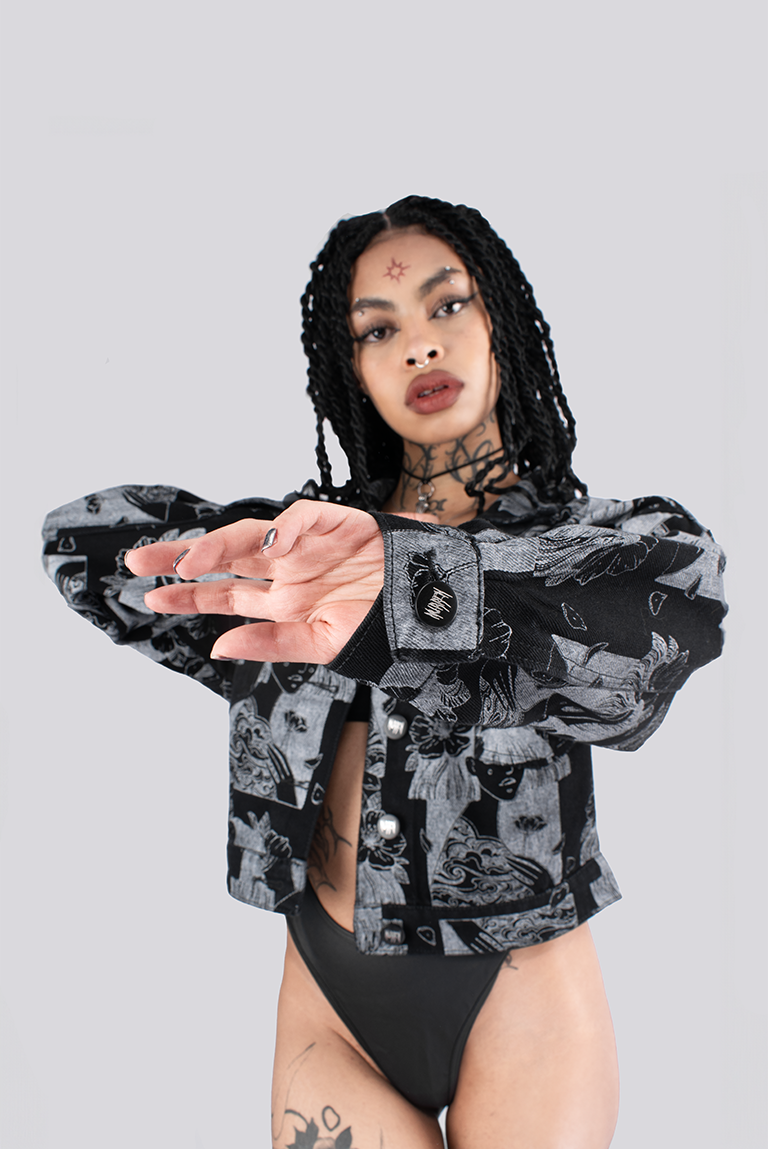 CHAQUETA DENIIM ESTAMPADA CARAS NEGRA
