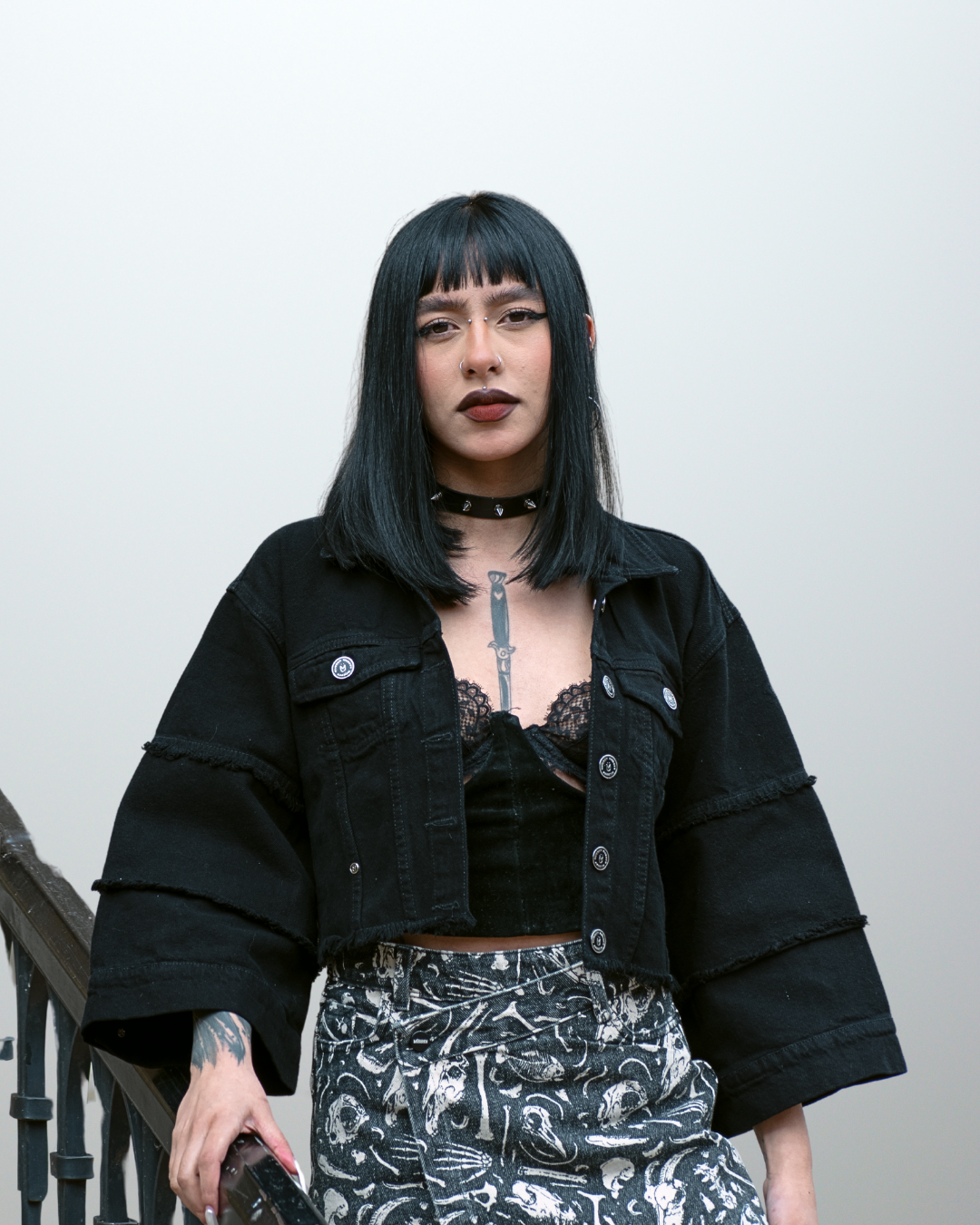 CHAQUETA DENIM POCAHONTAS NEGRA MANGAS DE CAMPANA