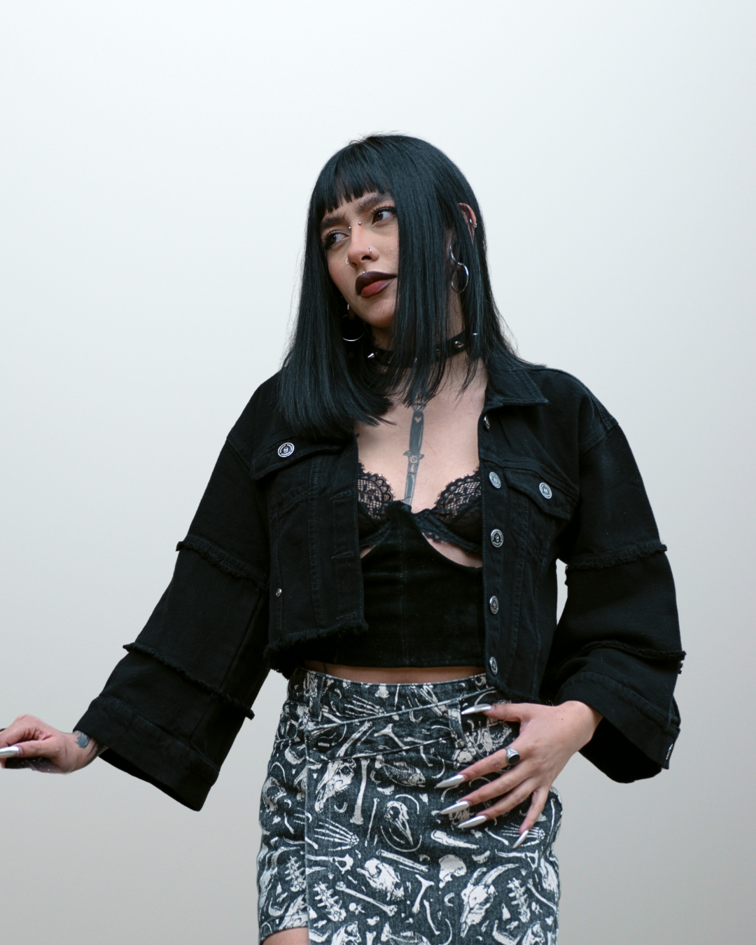 CHAQUETA DENIM POCAHONTAS NEGRA MANGAS DE CAMPANA