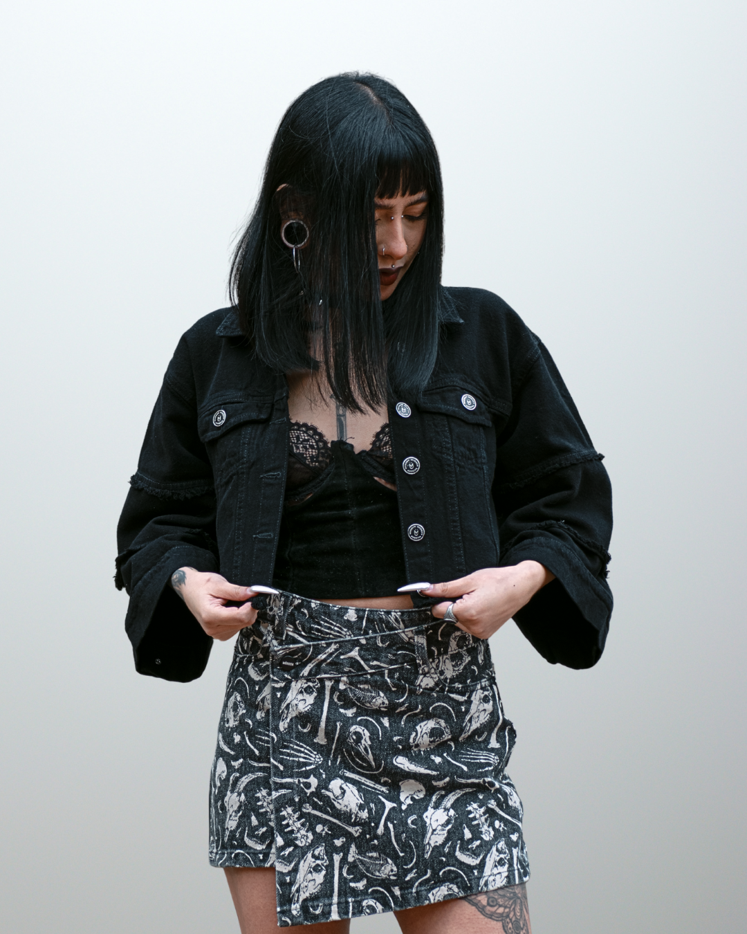 CHAQUETA DENIM POCAHONTAS NEGRA MANGAS DE CAMPANA